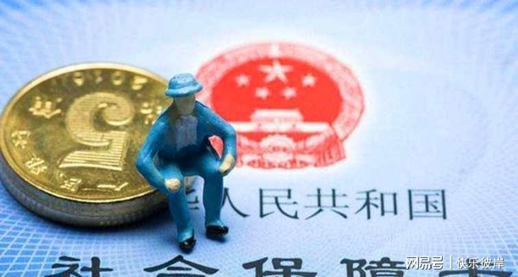 被巴黎街拍惊艳了！满街都是“长裙和长裤”打扮，却个个时髦高级